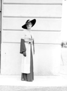 Model in lange jurk, Bestanddeelnr 255-9639