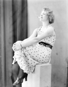Model Eva Waldschmidt zit en rookt, Bestanddeelnr 252-0533
