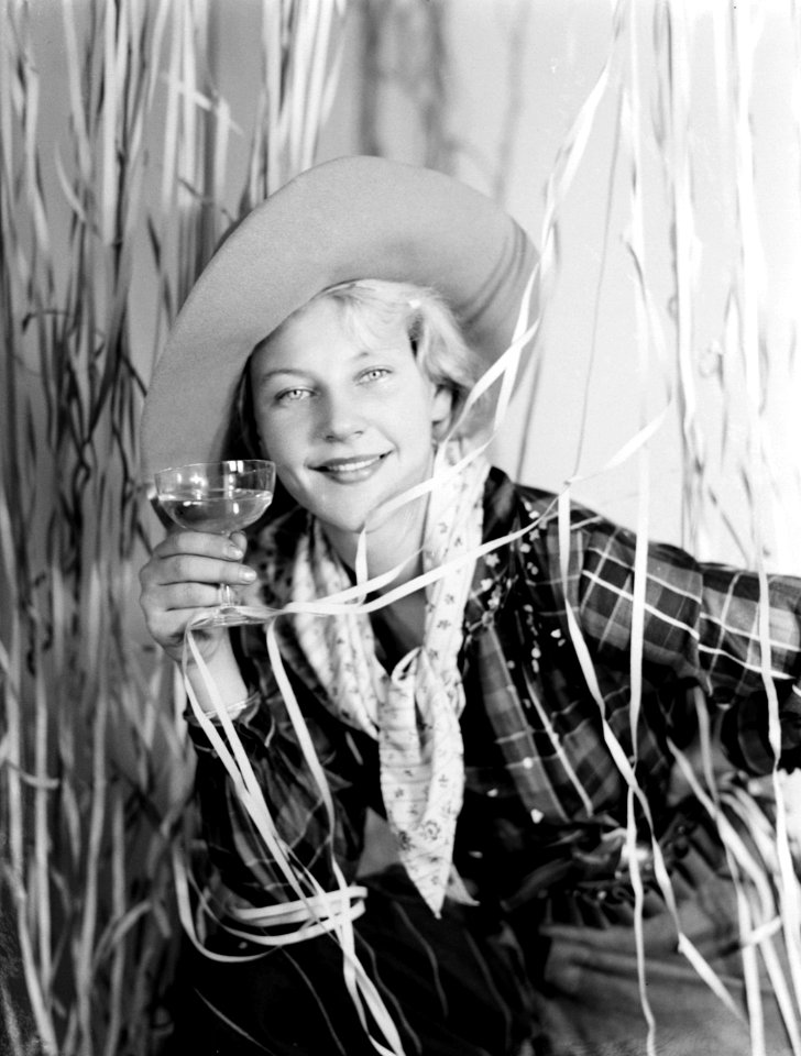 Model Eva Waldschmidt in cowboykostuum, Bestanddeelnr 189-1000