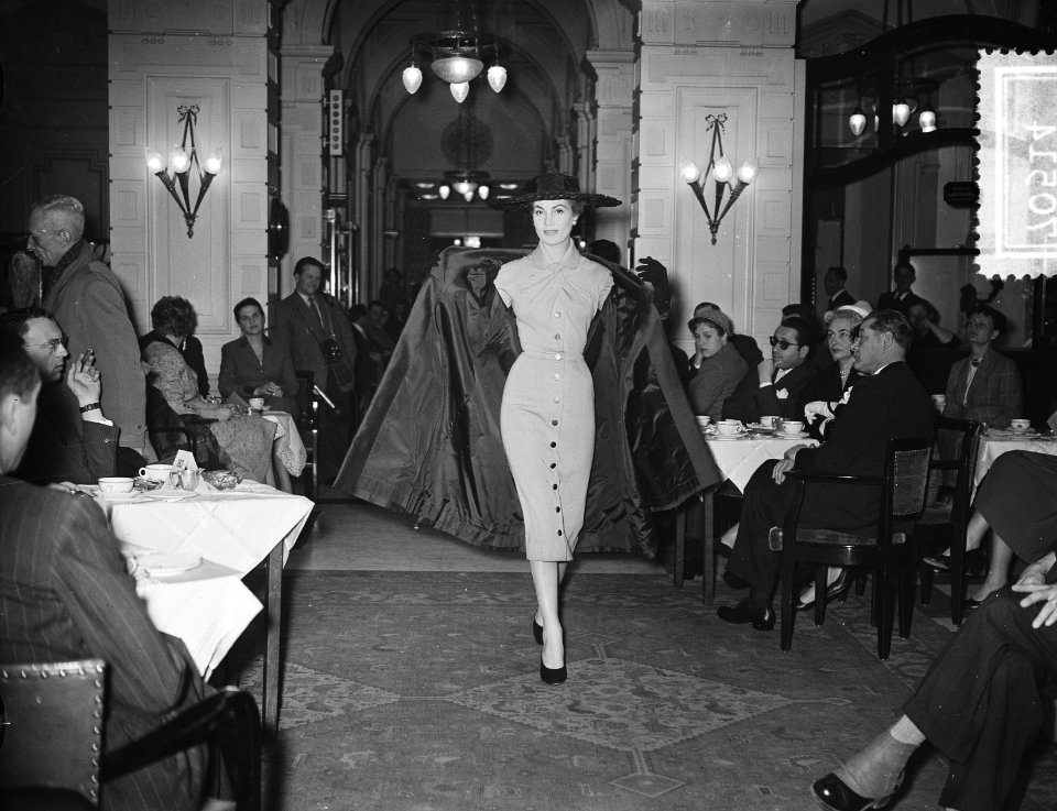 Modeshow mannequins Fath ten bate van het Koningin Wilhelmina Fonds, Bestanddeelnr 907-0514