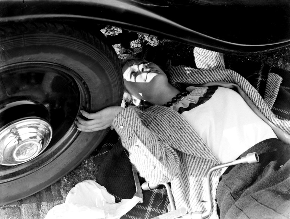 Model Eva Waldschmidt kijkt onder de auto, Bestanddeelnr 189-0303