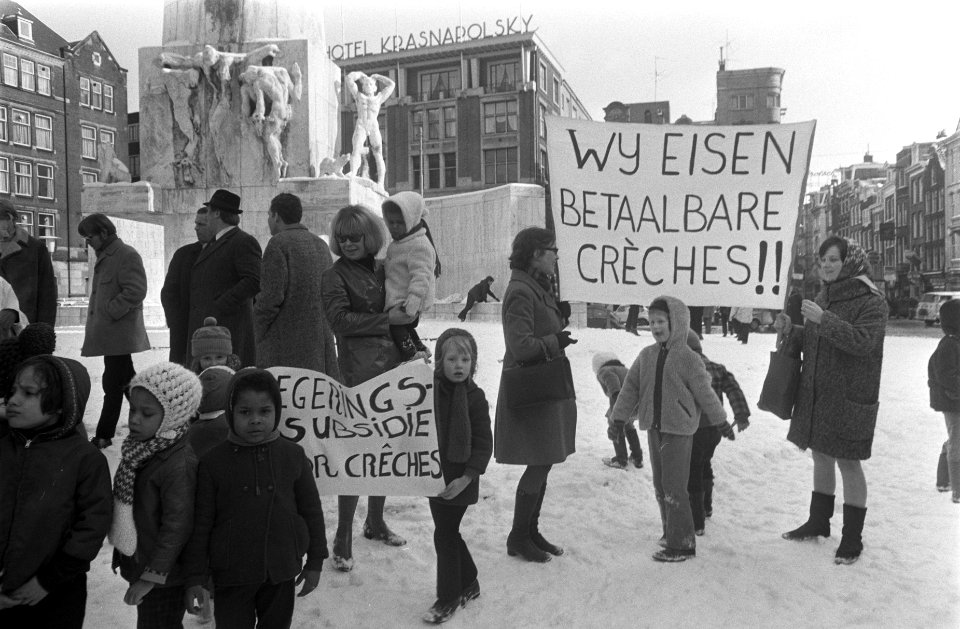 Moeders met kinderen demonstreren tegen verhoging crecheprijzen op de Dam, Bestanddeelnr 923-2683