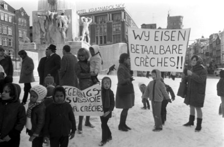 Moeders met kinderen demonstreren tegen verhoging crecheprijzen op de Dam, Bestanddeelnr 923-2683