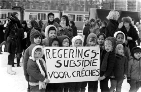 Moeders met kinderen demonstreren tegen verhoging crecheprijzen op de Dam. Demon, Bestanddeelnr 923-2678