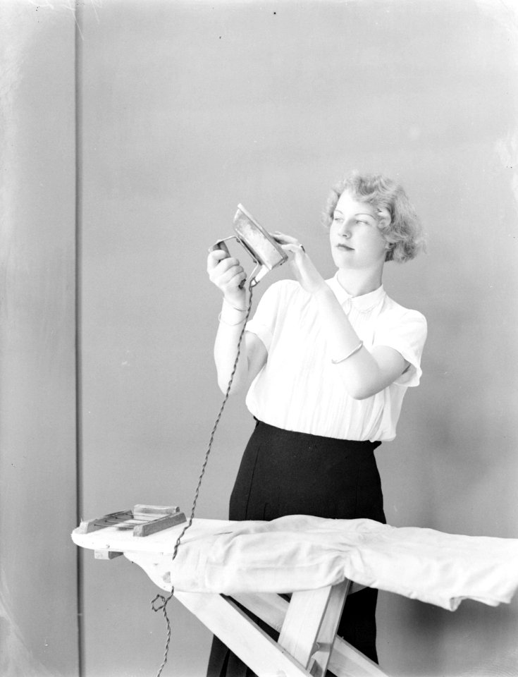 Model Eva Waldschmidt controleert de warmte van een strijkijzer, Bestanddeelnr 252-0532