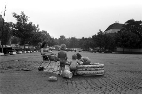 Moeders met kinderen zonnebaden op auto-vrij Amstelveld, Bestanddeelnr 926-4949