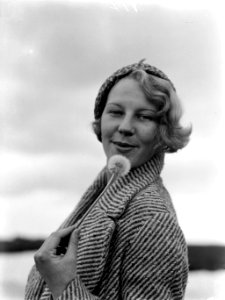 Model Eva Waldschmidt blaast pluisjes van een paardenbloem, Bestanddeelnr 189-0440