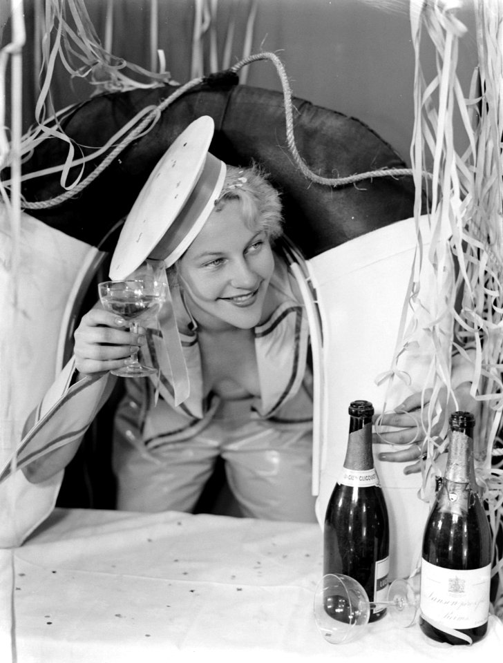 Model Eva Waldschmidt als stripteuse in een matrozenpak, Bestanddeelnr 189-0989