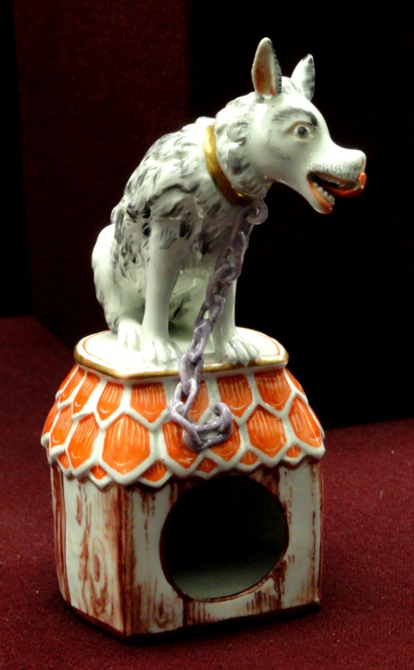Model of a dog standing on its doghouse, c. 1730-1740, Du Paquier factory, hard-paste porcelain, overglaze enamels, gilding - Gardiner Museum, Toronto - DSC01004