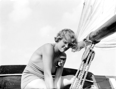 Model Eva Waldschmidt aan het roer van een zeilboot, Bestanddeelnr 252-0935