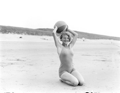 Model Eva Waldschmidt aan het strand van Zandvoort, Bestanddeelnr 252-0772