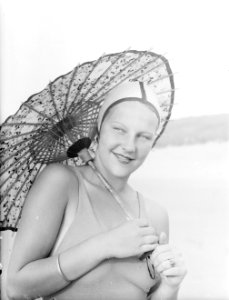 Model Eva Waldschmidt aan het strand van Zandvoort, Bestanddeelnr 252-0768