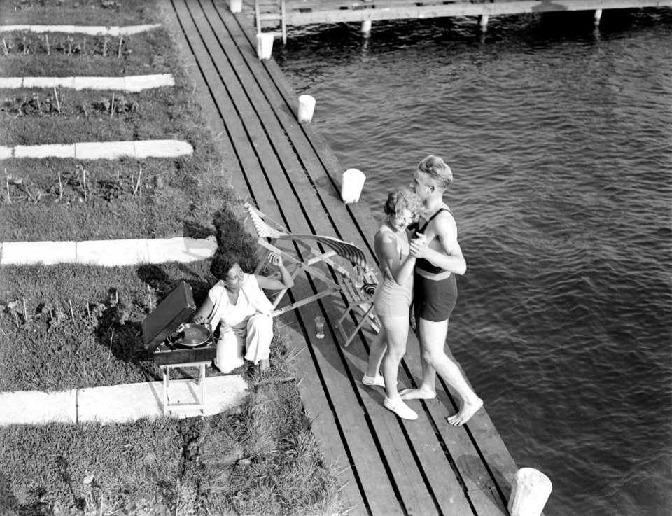 Model Eva Waldschmidt en model Grummels dansen aan de oever van de Westeinderpla, Bestanddeelnr 252-0932