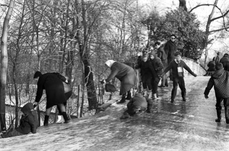 Moeilijk lopen voor voetgangers door gladheid en sneeuw, Bestanddeelnr 917-2763