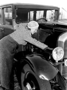 Model Eva Waldschmidt kijkt onder de motorkap van een auto, vegen smeerolie op h, Bestanddeelnr 189-0301