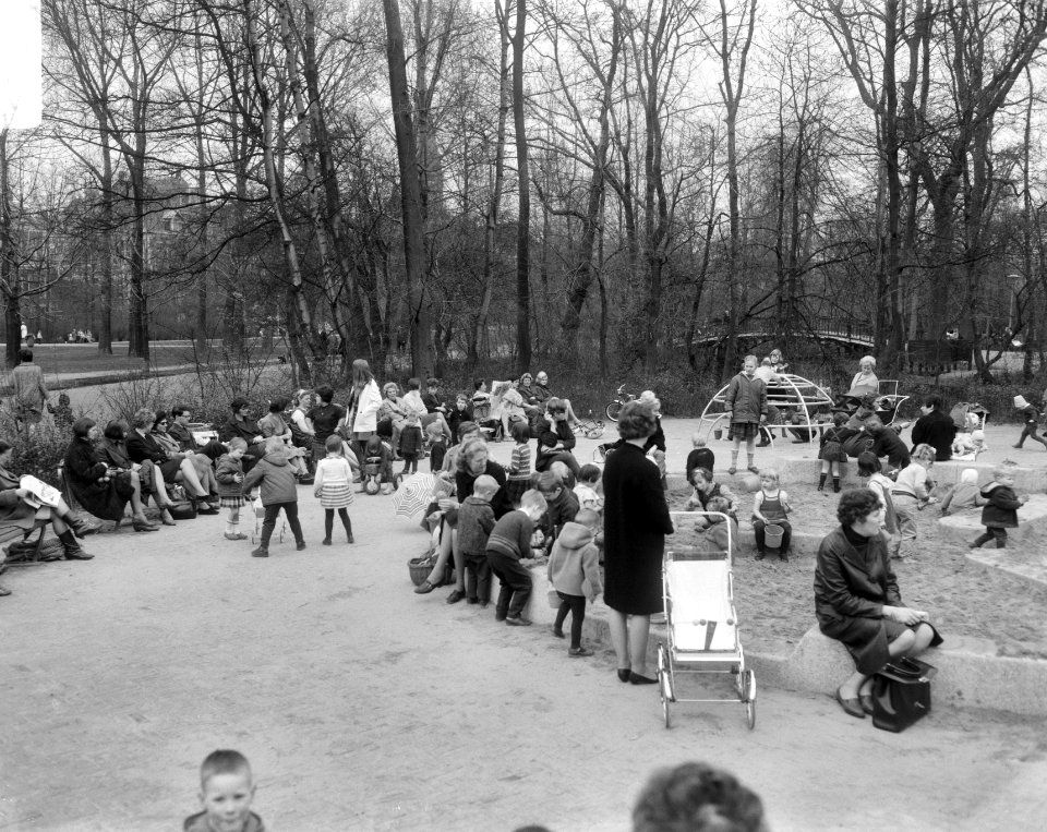 Moeders met kinderen in zandbak Vondelpark, Bestanddeelnr 919-0096