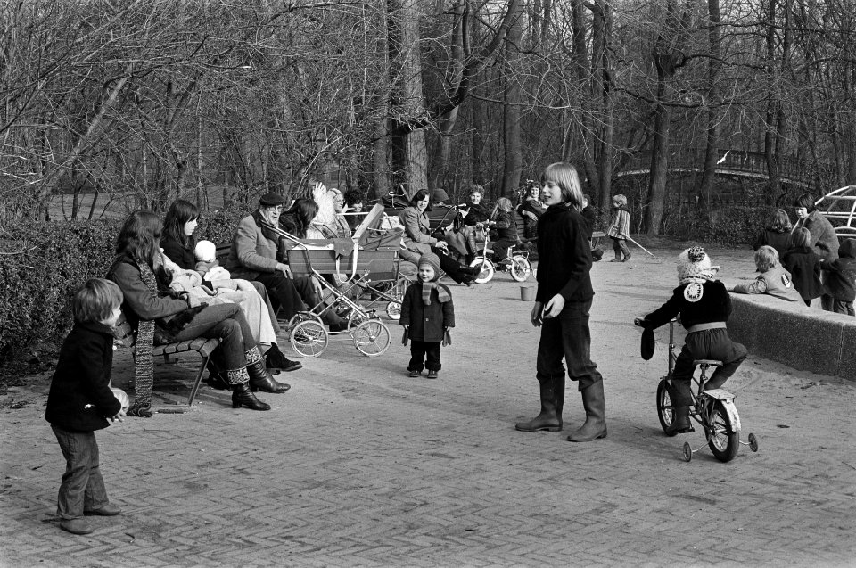Moeders met kinderen in de zon in Amsterdam, Bestanddeelnr 927-7413