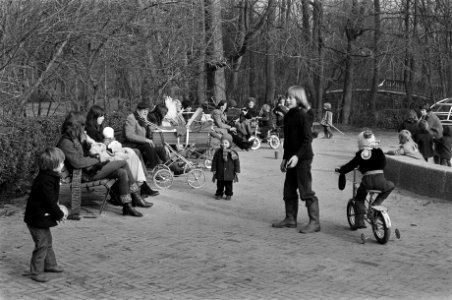 Moeders met kinderen in de zon in Amsterdam, Bestanddeelnr 927-7413