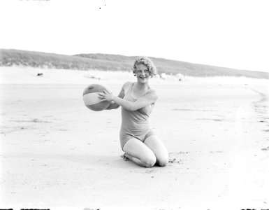 Model Eva Waldschmidt aan het strand van Zandvoort, Bestanddeelnr 252-0771