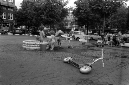 Moeders met kinderen zonnebaden op auto-vrij Amstelveld, Bestanddeelnr 926-4951