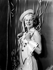 Model Eva Waldschmidt als stripteuse in een matrozenpak, Bestanddeelnr 189-0978