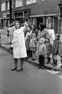Moeders hulp voor overstekende kinderen op kruispunt Scheldestraat en Deurloostr, Bestanddeelnr 918-9948
