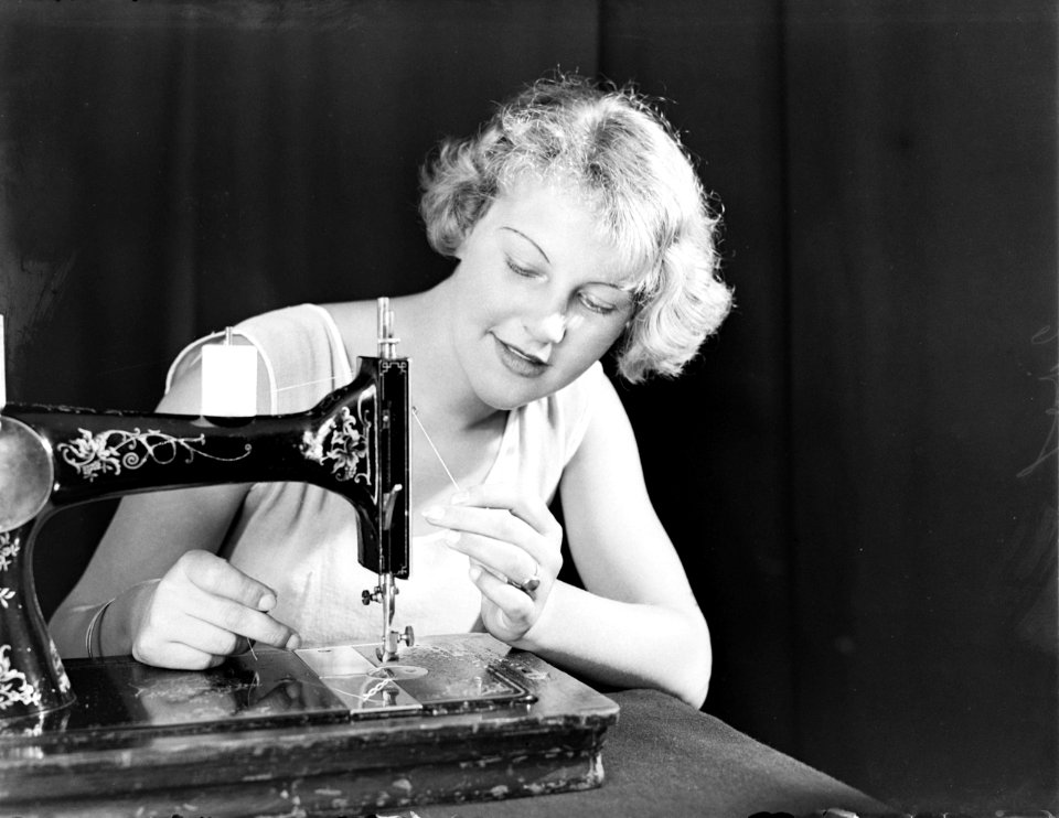 Model Eva Waldschmidt achter de naaimachine, Bestanddeelnr 252-0624