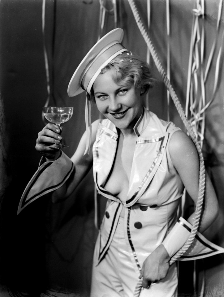 Model Eva Waldschmidt als stripteuse in een matrozenpak, Bestanddeelnr 189-0987