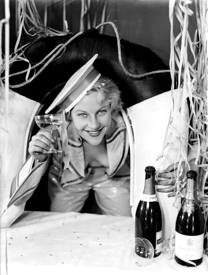 Model Eva Waldschmidt als stripteuse in een matrozenpak, Bestanddeelnr 189-0988