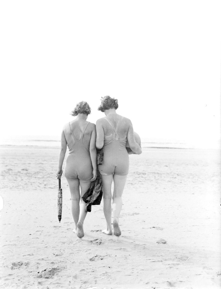 Model Eva Waldschmidt en Van de Polls vrouw Nell Langlais aan het strand van Zan, Bestanddeelnr 252-0774