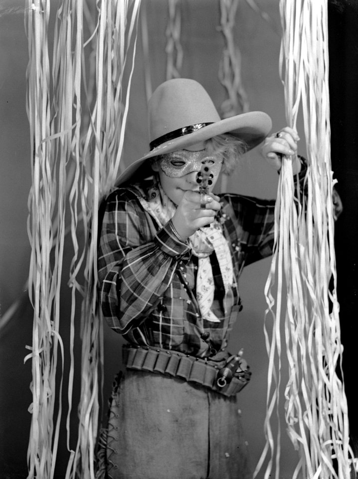 Model Eva Waldschmidt in cowboykostuum, Bestanddeelnr 189-0999