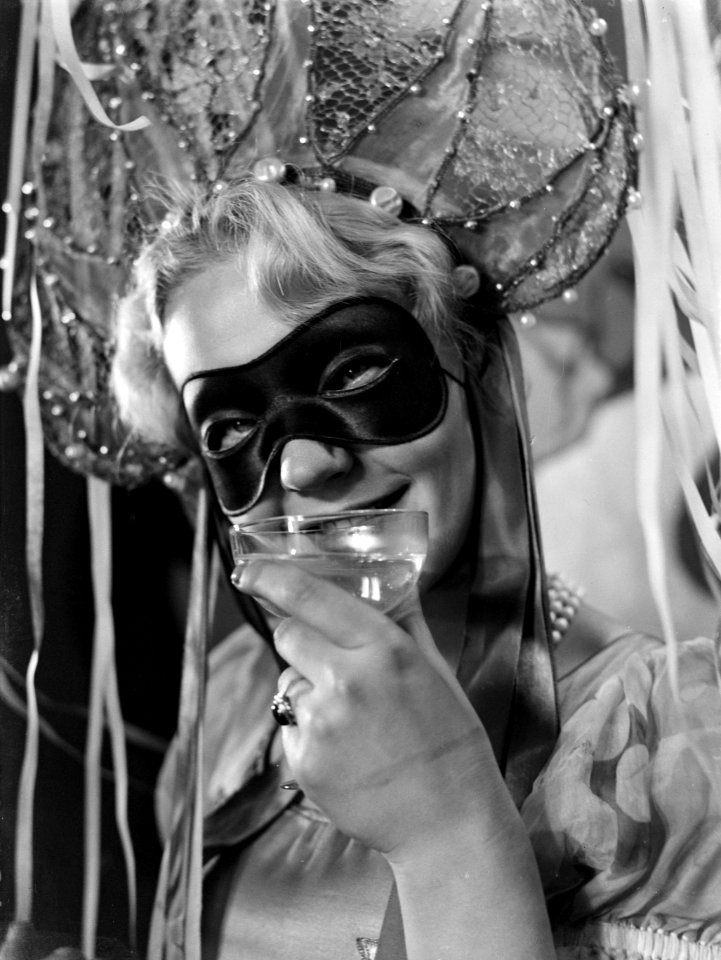 Model Eva Waldschmidt in Pools carnavalskostuum drinkt champagne, Bestanddeelnr 189-0994
