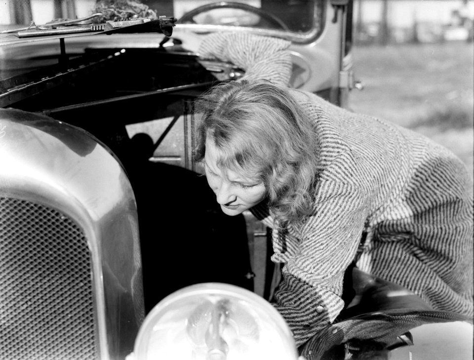 Model Eva Waldschmidt buigt zich over de motorkap, Bestanddeelnr 189-0307