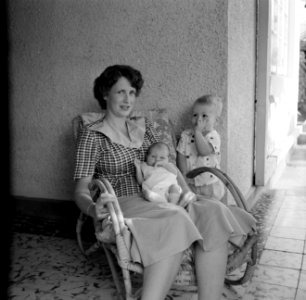 Moeder met baby en kleuter, Bestanddeelnr 252-3515