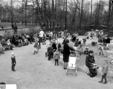 Moeders met kinderen in zandbak Vondelpark, Bestanddeelnr 919-0094