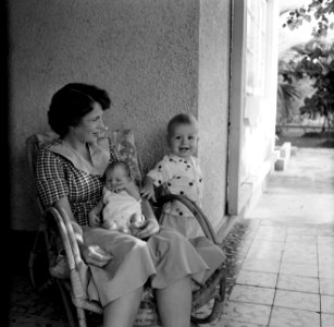 Moeder met baby en kleuter, Bestanddeelnr 252-3513