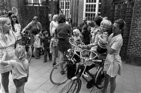 Moeders met fietsen halen kinderen af bij kleuterschool, opdracht Volkskrant, Bestanddeelnr 927-4011