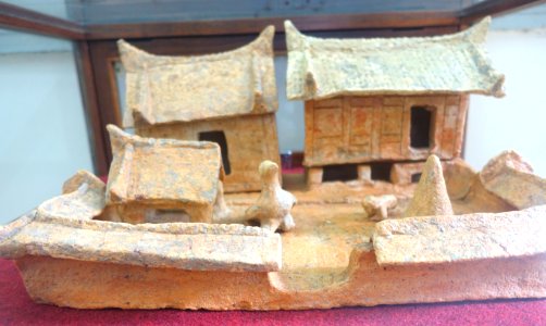 Model of house and well, Thanh Hoa province, 1st-3rd century AD, earthenware - Museum of Vietnamese History - Ho Chi Minh City - DSC06220