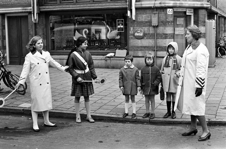 Moeders hulp voor overstekende kinderen op kruispunt Scheldestraat en Deurloostr, Bestanddeelnr 918-9947