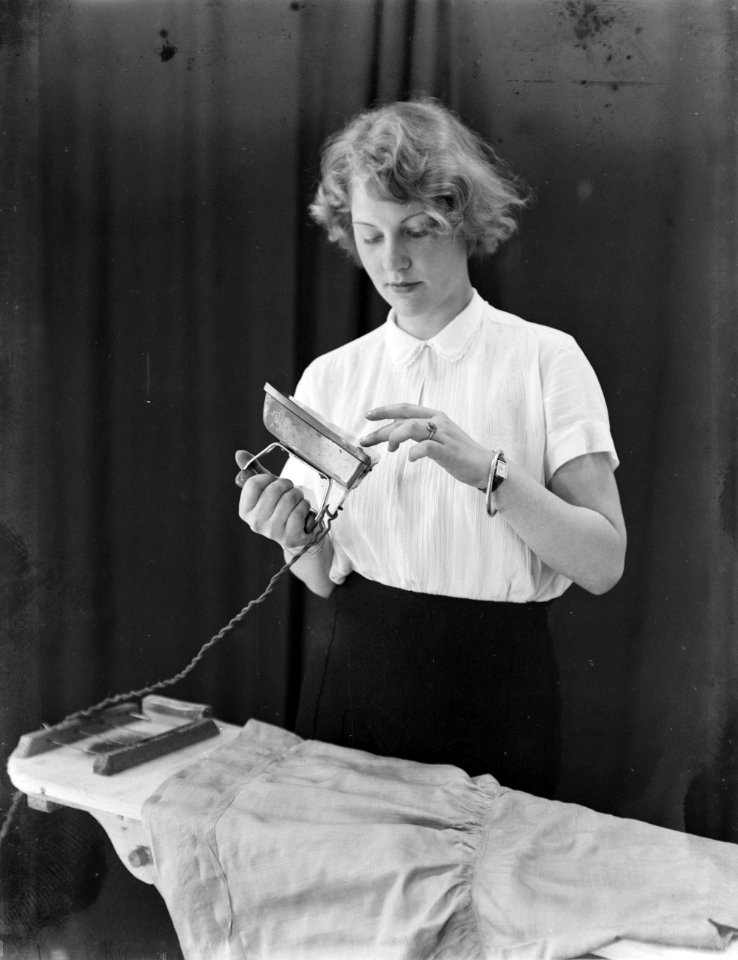 Model Eva Waldschmidt controleert de warmte van een strijkijzer, Bestanddeelnr 252-0529