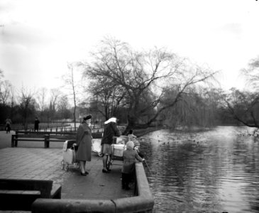 Moeders met kinderwagens in Vondelpark, Bestanddeelnr 934-5170
