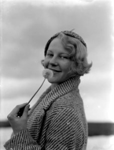 Model Eva Waldschmidt blaast pluisjes van een paardenbloem, Bestanddeelnr 189-0439