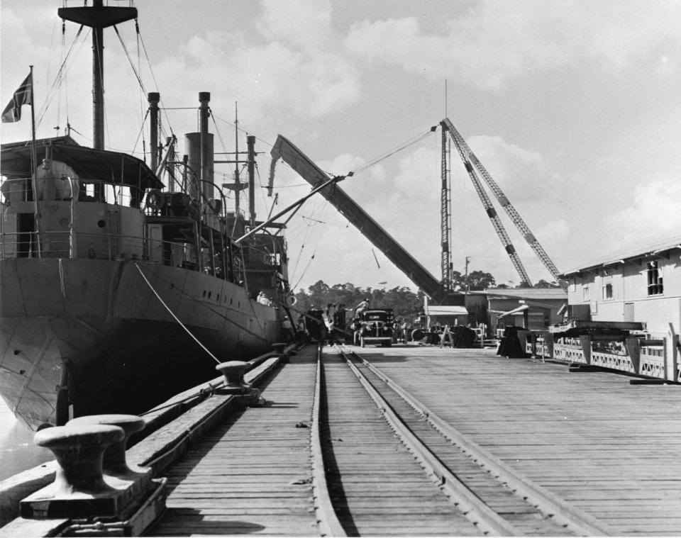 Moengoe. Verladen van bauxiet naar een vrachtschip, Bestanddeelnr 935-1361