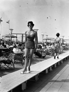 Modeshow bij Hotel Bouwens in Zandvoort, Bestanddeelnr 907-2455