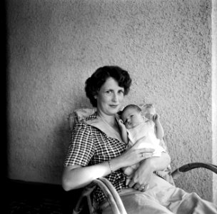 Moeder met baby, Bestanddeelnr 252-3518