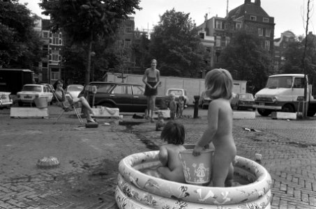 Moeders met kinderen zonnebaden op auto-vrij Amstelveld, Bestanddeelnr 926-4950