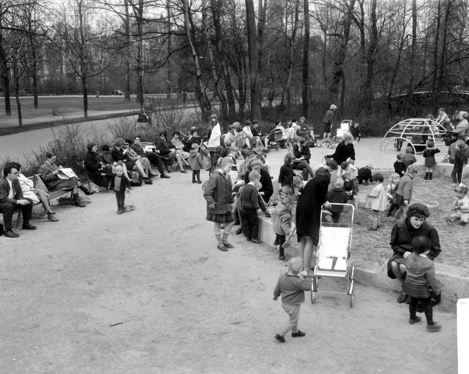 Moeders met kinderen in zandbak Vondelpark, Bestanddeelnr 919-0097