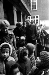 Moeders met kinderen demonstreren tegen verhoging crecheprijzen op de Dam. Demon, Bestanddeelnr 923-2681