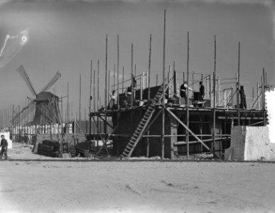Molen in verdrukking tussen nieuwbouw in Amsterdam-West, Bestanddeelnr 905-6312