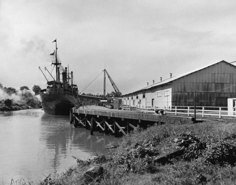 Moengoe. Verladen van bauxiet naar een vrachtschip, Bestanddeelnr 935-1362
